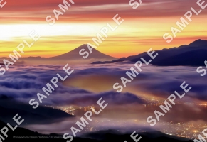 朝焼けの雲海と諏訪湖の街並みと富士山