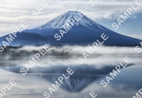 朝の本栖湖湖畔と富士山