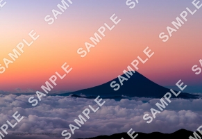 朝焼けの富士山と雲海