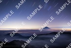 雲海に浮かぶ富士山と星空