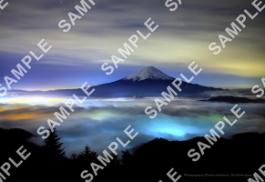 雲海と富士山の夜景