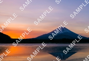 夜明けの精進湖と富士山