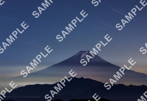 夜明け前の富士山と星空