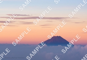 夜明けの雲海に浮かぶ富士山