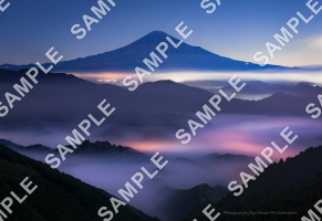 夜明け前の富士山と雲海
