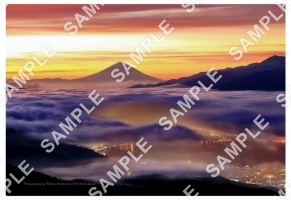 朝焼けの雲海と諏訪湖の街並みと富士山