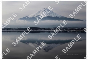 冬の河口湖湖畔と富士山