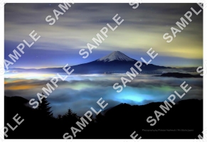 雲海と富士山の夜景