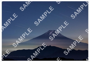 夜明け前の富士山と星空
