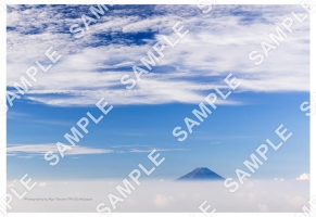 雲に浮かぶ富士山と空